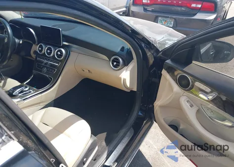 2016 Mercedes-Benz C 300 Luxury/Sport z USA, uszkodzony, nr VIN WDDWF4JB0GR143624